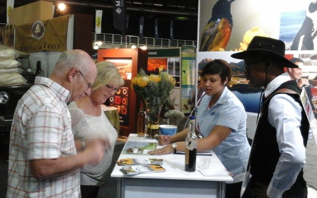 Interaction on the Cape Whale Coast stand with Adinda  en Whalecrier (right)